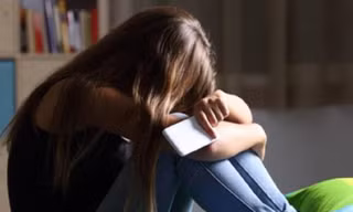 Cách nào giúp trẻ vượt qua trầm cảm tuổi học đường?