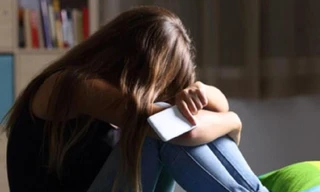 Cách nào giúp trẻ vượt qua trầm cảm tuổi học đường?