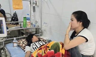 12 học sinh Hà Nội nhập viện do uống nước trước cổng trường