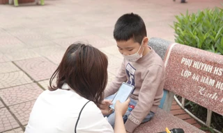 Hi hữu một phụ huynh đưa con lớp 1 đến nhầm trường