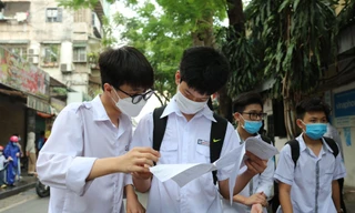 Thí sinh trao đổi sau giờ thi (ảnh: Như Ý)