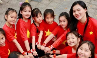 Trường học rợp cờ đỏ sao vàng, thầy trò nhảy vui nhộn chào mừng ngày 30/4