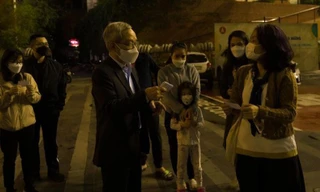 Phụ huynh trắng đêm xếp hàng mua phiếu trải nghiệm lớp 1 cho con