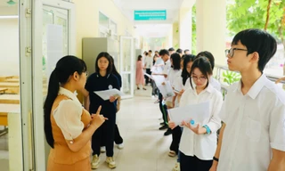 Căng thẳng thi vào lớp 10, đến muộn 15 phút sẽ không được dự thi