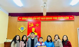 Tuyên dương học sinh trả lại ví cho người đánh rơi