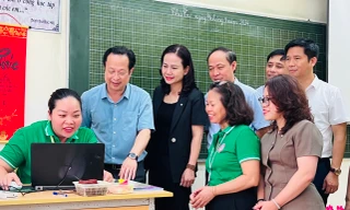 Hà Nội: Hàng trăm trường phải học trực tuyến, thầy trò tất tả 'chạy' bão lũ 