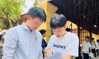 Kỳ thi tuyển sinh lớp 10 Hà Nội hằng năm căng thẳng vì chỉ tiêu tuyển sinh của trường công lập thấp. 