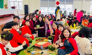 Học sinh Hà Nội gói hàng nghìn bánh chưng tặng trẻ em nghèo