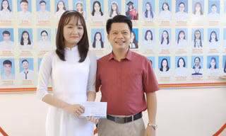 Phó hiệu trưởng Trường THPT Chuyên Hà Tĩnh thầy Phan Khắc Nghệ thưởng nóng 10 triệu đồng cho thủ khoa Khối B.