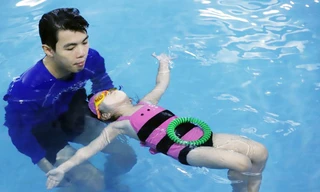 Hà Nội: Lo đuối nước, phụ huynh 'đổ' tiền triệu cho con học bơi