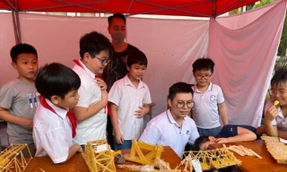 Học sinh tham gia sáng tạo sản phẩm từ nguyên liệu sợi mì và keo nến. 