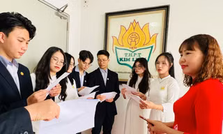 Trường THPT Kim Liên kết nạp 7 Đảng viên là học sinh
