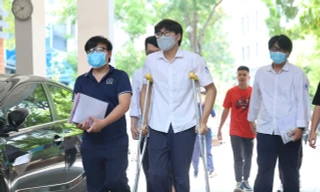 Hà Nội: Thí sinh mang bầu, thí sinh chống nạng dự thi