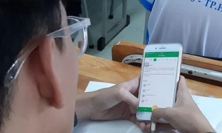 Từ bàn tay lén chơi game dưới ngăn bàn đến xem phim người lớn