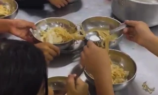 11 học sinh chỉ có 2 gói mì tôm chan cơm: Bộ GD&ĐT đề nghị xử lý nghiêm
