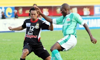 ĐT.LA (áo sẫm) bị Navibank SG chia điểm trên sân nhà Ảnh: Tường Vũ