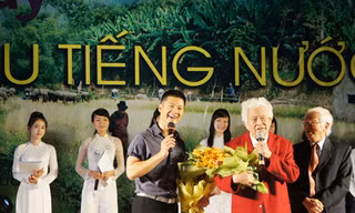 Nhạc sĩ Phạm Duy và ca sĩ Đức Tuấn hát cùng sinh viên Huế Ảnh: T.Tùng