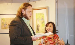 Nữ họa sĩ Đoàn Thanh giới thiệu tranh với bạn bè Đức