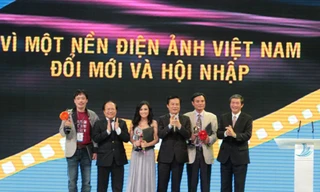 Vắng vàng, có 3 sen bạc