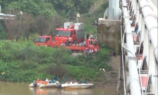 Một người chết kẹt dưới nước khi ô tô lao từ phà xuống sông Đồng Nai