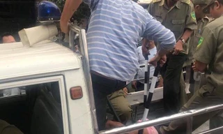 Xịt hơi cay khống chế thanh niên cầm hung khí cố thủ trong nhà