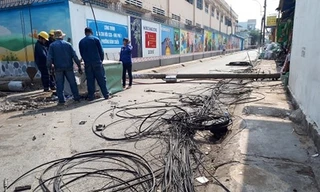 Kinh hoàng hàng loạt trụ điện đổ giữa đường nhiều người thoát chết