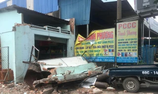 Tường nhà đổ sập ở Bình Dương khiến hai người nguy kịch