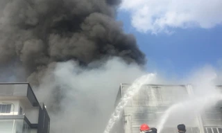 Cháy lớn ở công ty sản xuất bàn ghế Bình Dương