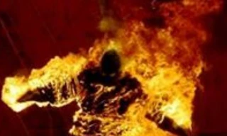 Tưới xăng tự thiêu, chồng chết vợ nguy kịch