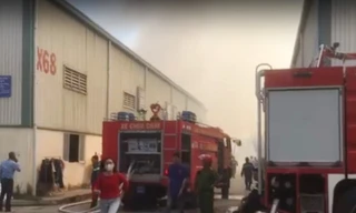 12 xe cứu hoả dập lửa bao trùm 2 công ty khi công nhân ngủ trưa