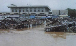 ‘Cơn đại hồng thủy’ miền Trung: Hoạn nạn mới biết lòng người