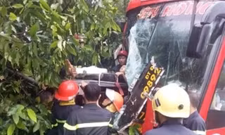 Giải cứu 39 hành khách bị mắc kẹt sau tai nạn giao thông