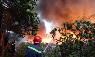 Khu phế liệu rộng hơn 5.000m2 bốc cháy dữ dội kèm tiếng nổ lớn