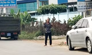 Xịt hơi cay khống chế thanh niên ôm bình gas, dí 2 dao vào cổ đòi tự sát