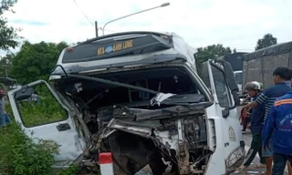 Xe container tông sập nhà dân sau khi tông nát đầu xe ben