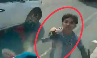 Chủ phòng Gym dùng kiếm truy sát người đi đường