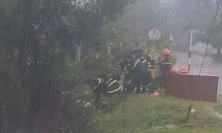 Chui vào ống cống trú mưa, hai cha con bị nước cuốn trôi