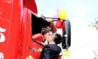 Tài xế dùng 9 container đi rước dâu gây ‘bão mạng' 