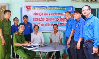 Đoàn thanh niên đến tận nhà giúp dân giải quyết thủ tục hành chính