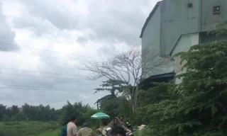 Phát hiện nam thanh niên chết bất thường bên lề đường