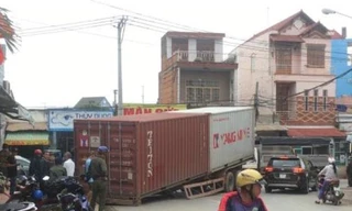 Kinh hoàng cảnh thùng container bất ngờ lật giữa đường