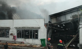 Lửa thiêu rụi nhà xưởng 2.000m2 giữa giờ trưa