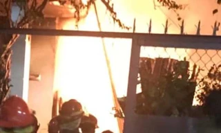 Dân leo rào phá cửa giải cứu gia đình 4 người bị lửa bao trùm