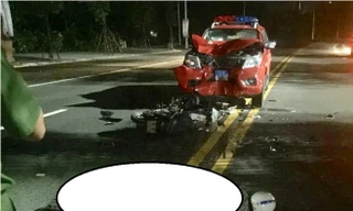 Tông trực diện xe cảnh sát, 2 thanh niên gục tại chỗ