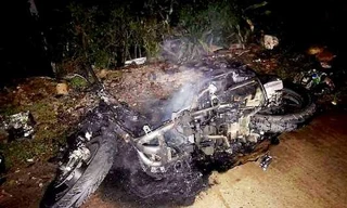 Thanh niên bật lửa đốt SH vì bạn gái không chịu ngồi lên xe