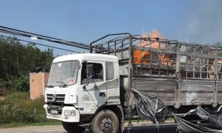 Xe tải cháy ngùn ngụt khi đang chạy, tài xế đạp cửa thoát thân