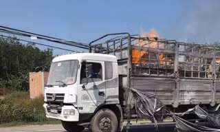 Xe tải cháy ngùn ngụt khi đang chạy, tài xế đạp cửa thoát thân
