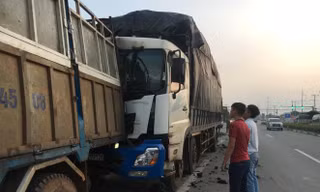 Xe than tông xe củi, tài xế tử vong tại chỗ