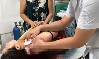 Rợn người cảnh người đàn ông thản nhiên đâm gục người phụ nữ