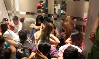 Phát hiện hàng trăm dân chơi phê ma túy trong quán bar
